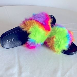 H2K Woman’s faux fury multi color molded rubber slippers size 9